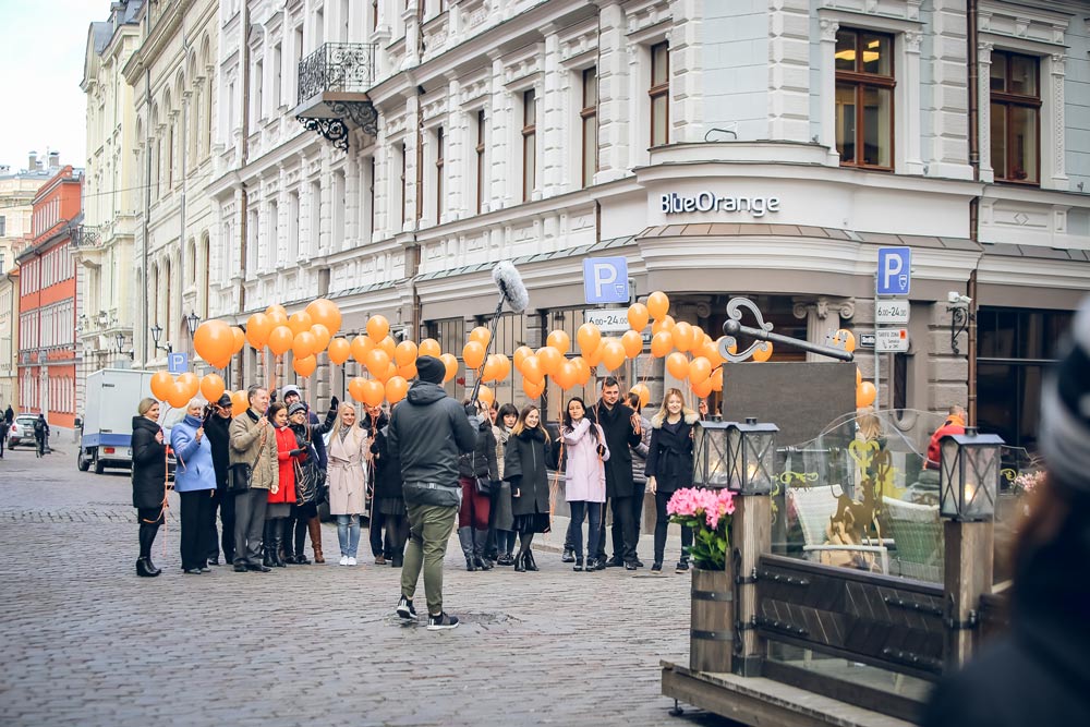 Сотрудники BlueOrange говотя подарок Латвии